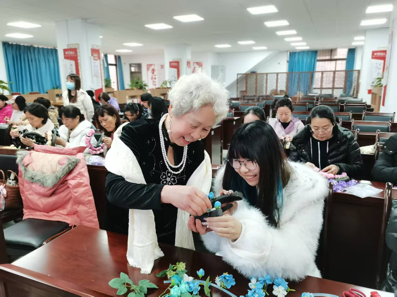“西关婆婆”代表刘洁冰为大家展示制作注意事项.png