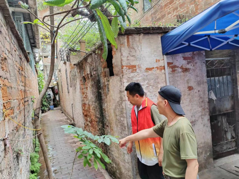 （图：西场网格小组长到现场检查漏水情况）.png