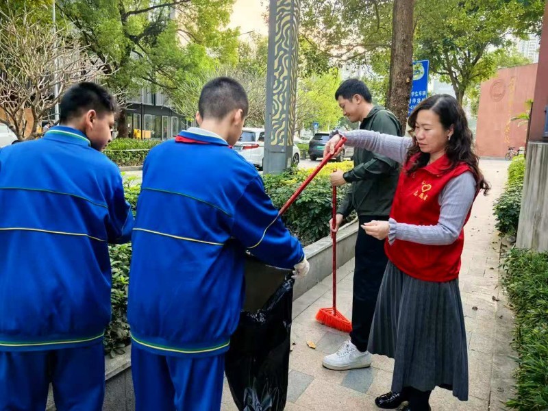 图：志愿者清理绿化带里的垃圾.jpg