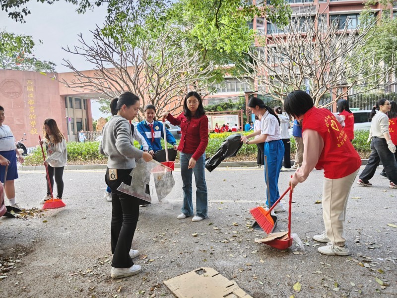 图：志愿者清扫马路边垃圾.jpg