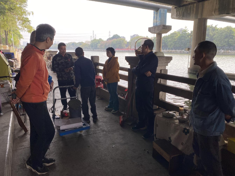 劝导渔尾大桥桥底空间流浪露宿聚集人员.png