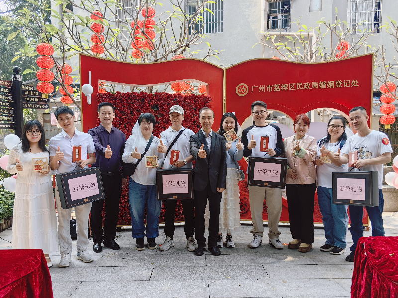 图：领导嘉宾与新人合影留念.jpg