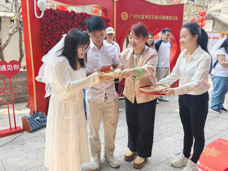 图：大妗姐为新人颁发婚书及“金猪牌”.jpg