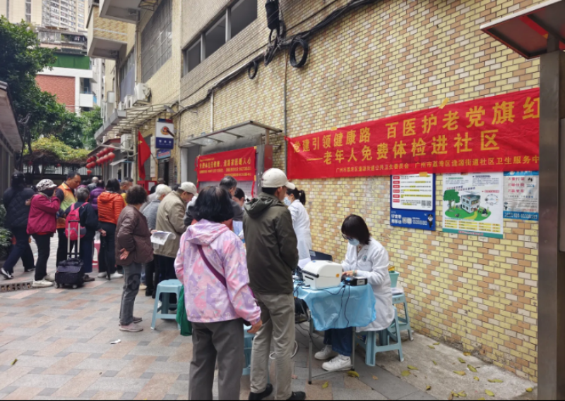 老人有序排队等候接受体检.png
