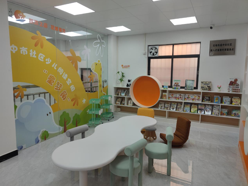近日，花地街道积极推进图书馆总分馆制，对中市社区图书角进行了全面升级，通过改善阅读环境、提升服务质量，打通公共文化服务“最后一公里”A.png