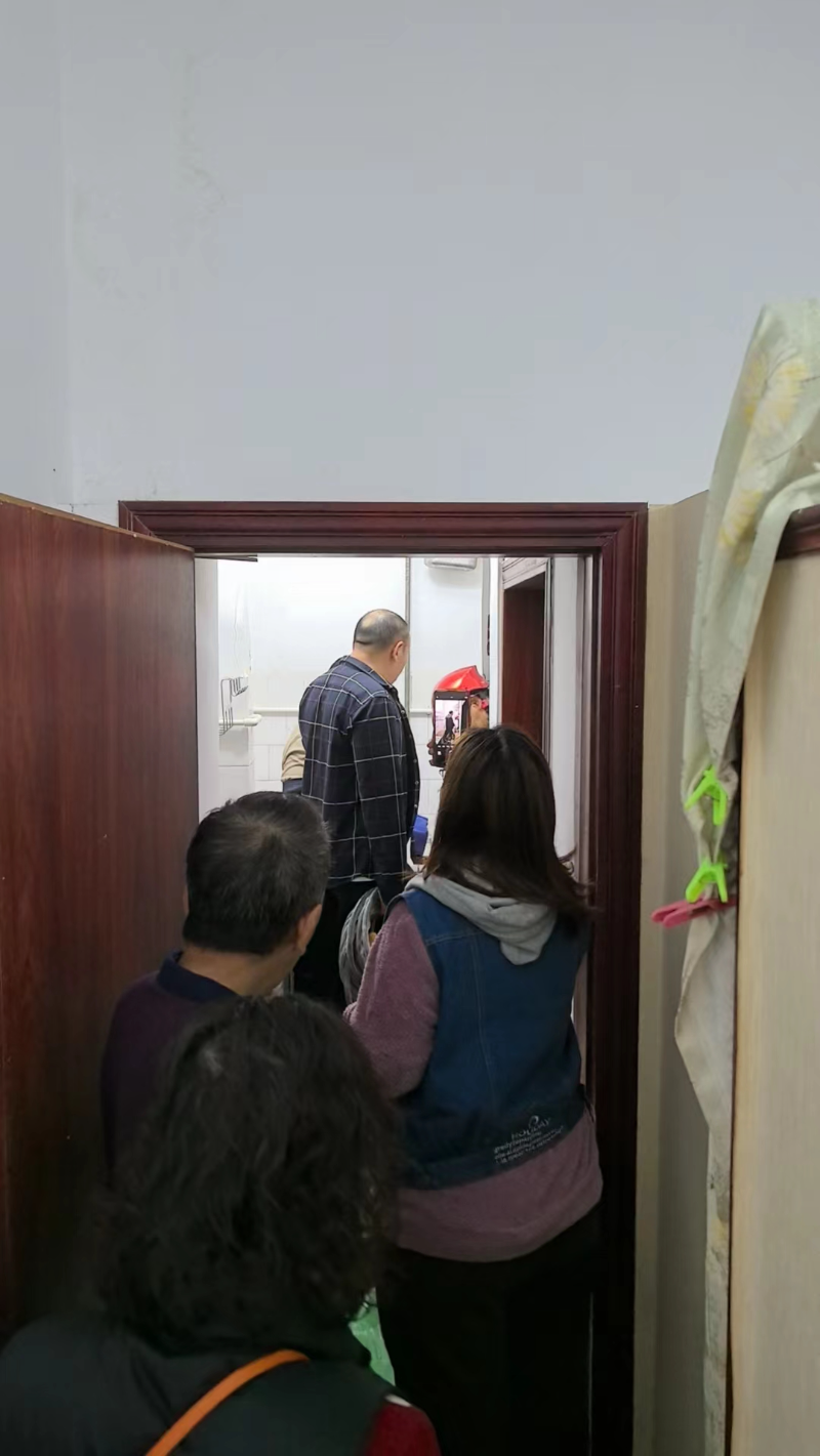 清疏师傅在居委会协调下进入一楼住户屋内查看管渠情况.jpg