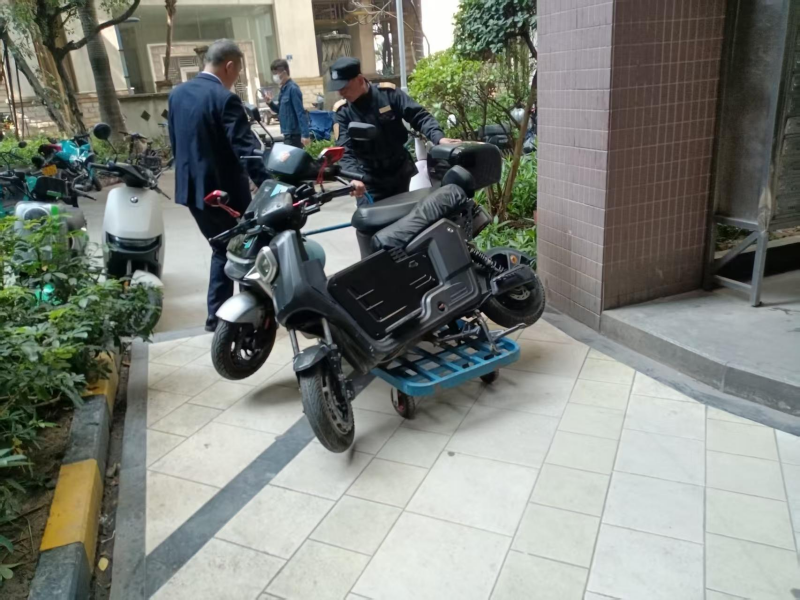 （图：街道执法队正在依法清拖了拒不整改的车辆）.png