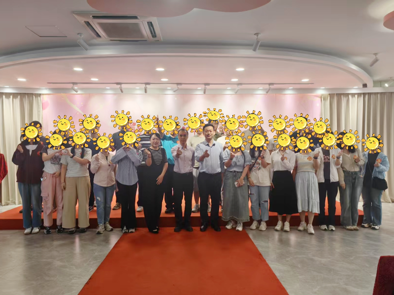 图：领导嘉宾与未婚青年合影留念.jpg
