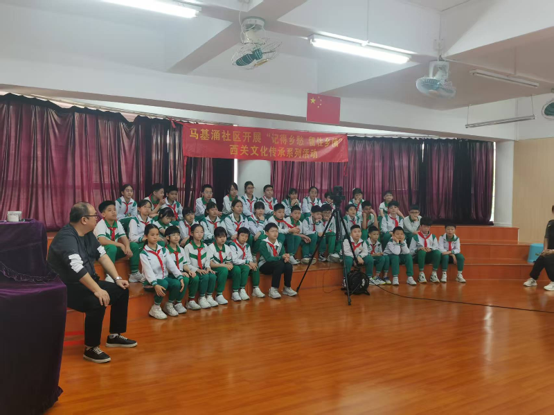 学生齐声合唱粤语童谣歌曲.png