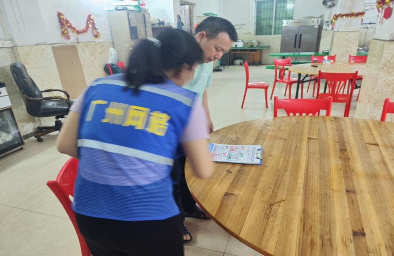 中南街：积极开展“一户一告知”反诈宣传（组图2）.png