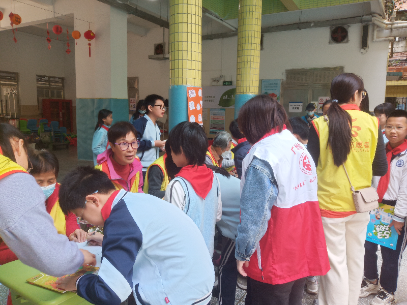 图：岭南街“红棉惠爱”社工志愿服务分队队员协助学生爱心捐赠图书.jpg