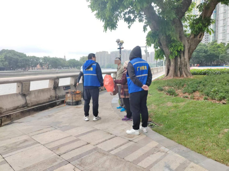 （图：网格员制止居民在江边绿道烧香焚烧纸钱祭祀）.png