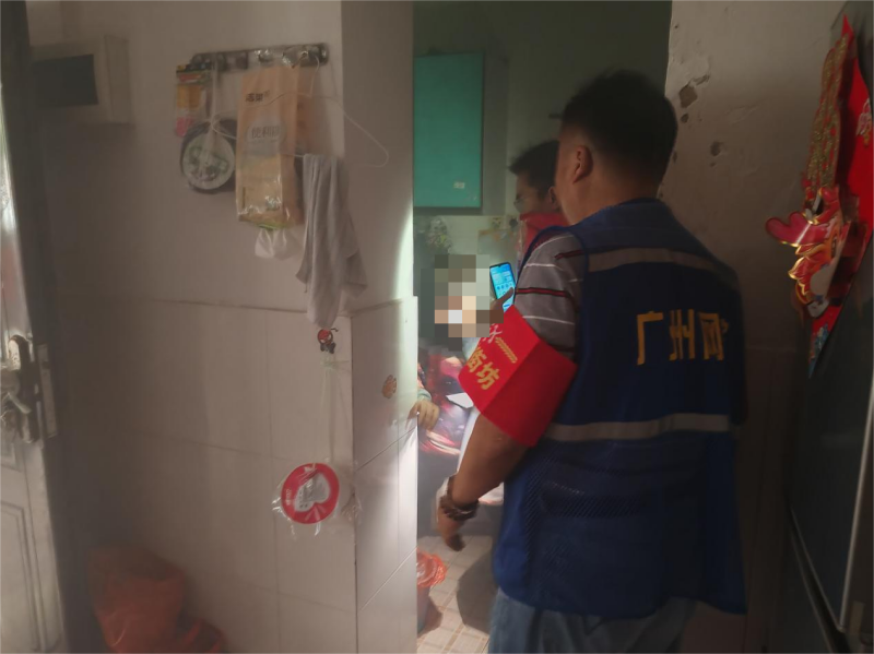 （图：网格员进屋后马上关闭煤气，打开窗户通风）.png