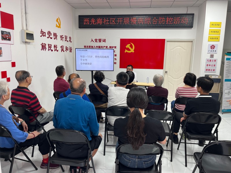 图：社区医生给居民讲解心脑血管病防控知识.jpg