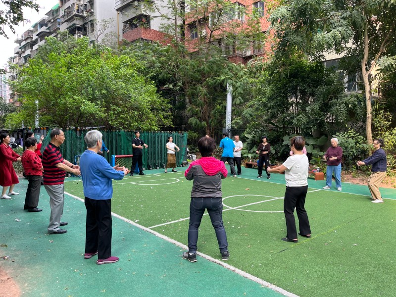 图：专业人士指导居民进行八段锦运动.jpg