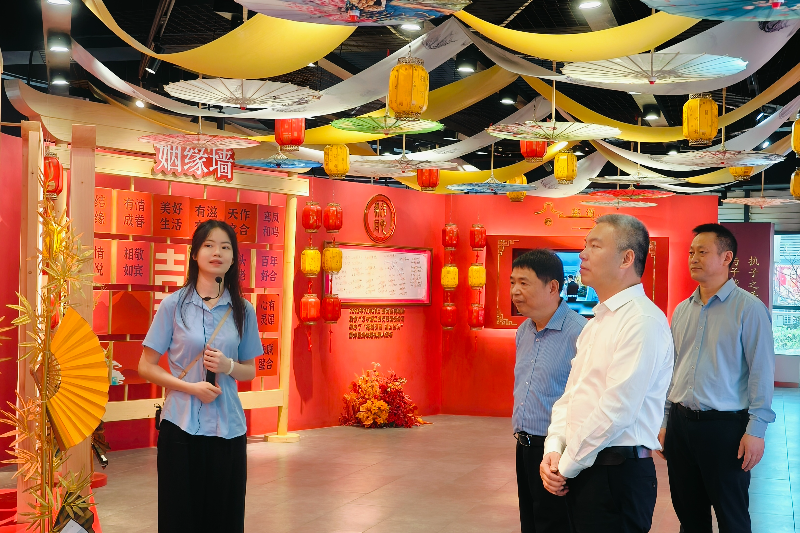 图：参观荔湾区婚俗文化馆.jpg