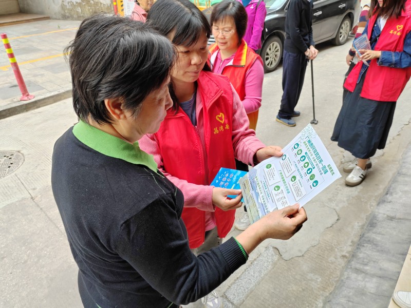 向居民发放宣传资料.jpg