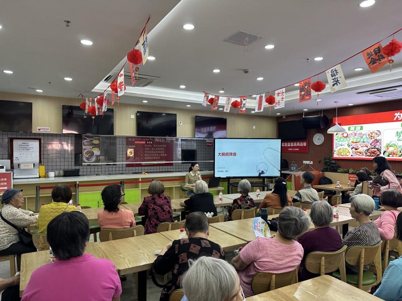 图：南源街社区卫生服务中心薛玲医生开展大肠癌筛查.jpg