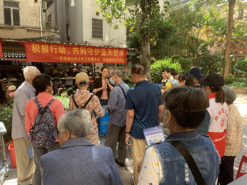 4月15日上午，花地街道花地城社区公共卫生委员会在辖区开展“共筑蓝天碧水”宜居环境暨预防登革热宣传活动，活动旨在提高居民的环保意识和疾病防控能力。A.png