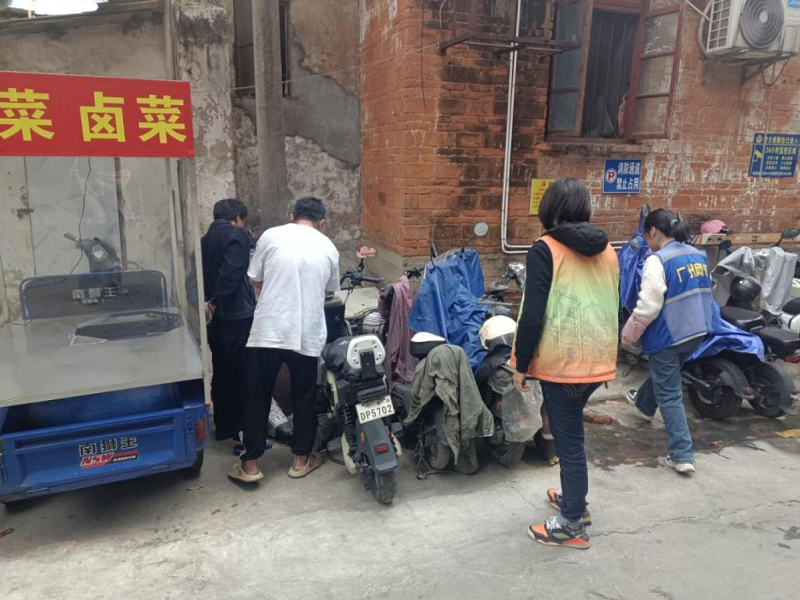 (图：网格长与网格员查看下水管道堵塞情况）.png