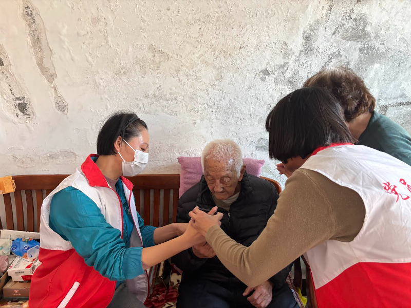 图：志愿者为长者进行人脸识别认证.jpg