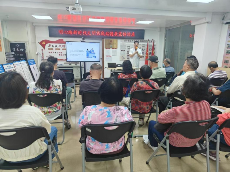 4月17日上午，花地街道明心路社区公卫委组织开展了一场别开生面的健康讲座。活动邀请到脑科医院心内科的资深医生邓意博士为社区居民详细阐述了冠心病的成因、诊断与治疗、预防与日常保健等关键知识，旨在提高居民对这一常见心脏病的认识和重视程度。.png