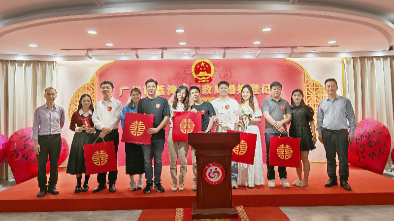 区民政局：举办集体颁证活动，用仪式感助力新人“持证上岗”（组图）