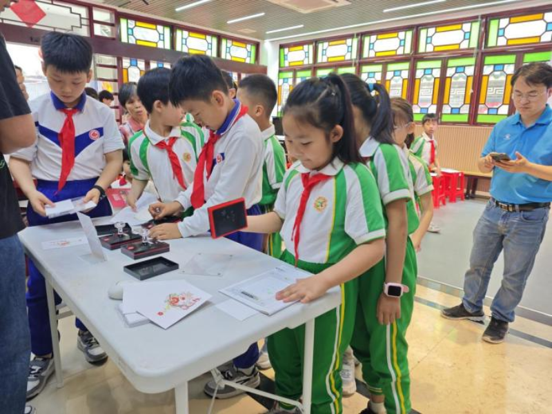 孩子们参与盖章活动乐在其中.png