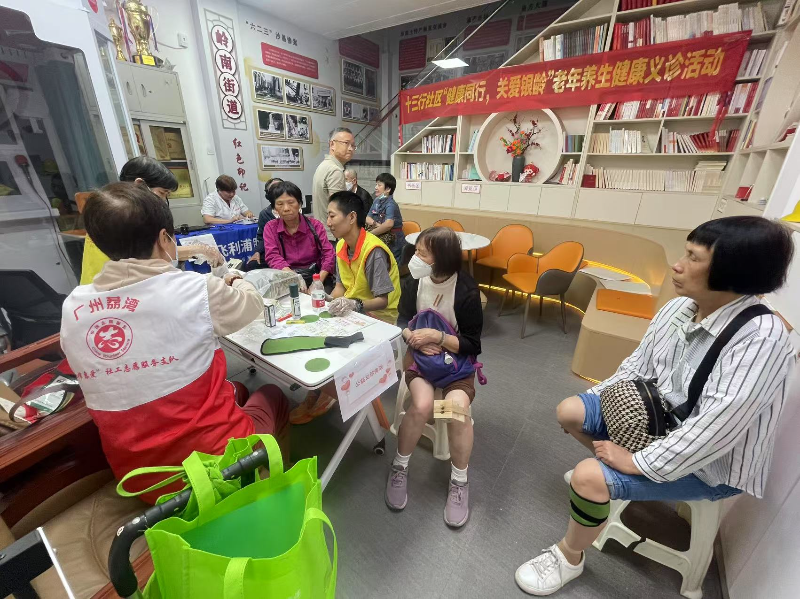 图三：居民体验免费艾灸.jpg