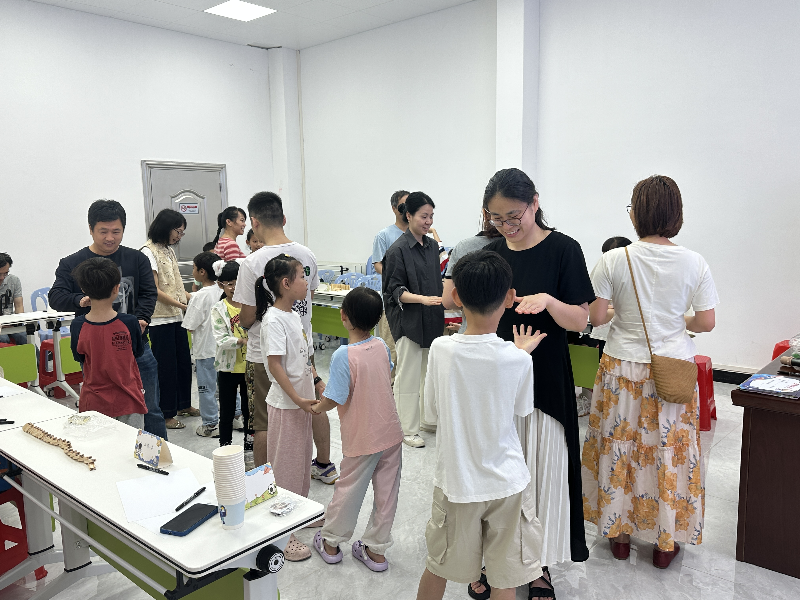 近日，广州市妇联、花地街道公共卫生委员会、花地街道妇联、花地街道未成年人保护工作站、花地街“双百工程”社工站、芳村小学实验学校、中市社区居委会、花地街道“红棉惠爱”社工志愿服务分队、广州攸佳宁咨询心理咨询工作室共同开展“挫折挑战消防站”亲子团辅活动A.png