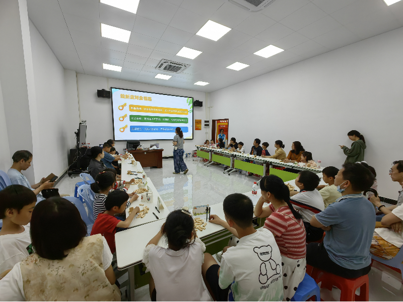 近日，广州市妇联、花地街道公共卫生委员会、花地街道妇联、花地街道未成年人保护工作站、花地街“双百工程”社工站、芳村小学实验学校、中市社区居委会、花地街道“红棉惠爱”社工志愿服务分队、广州攸佳宁咨询心理咨询工作室共同开展“挫折挑战消防站”亲子团辅活动C.png