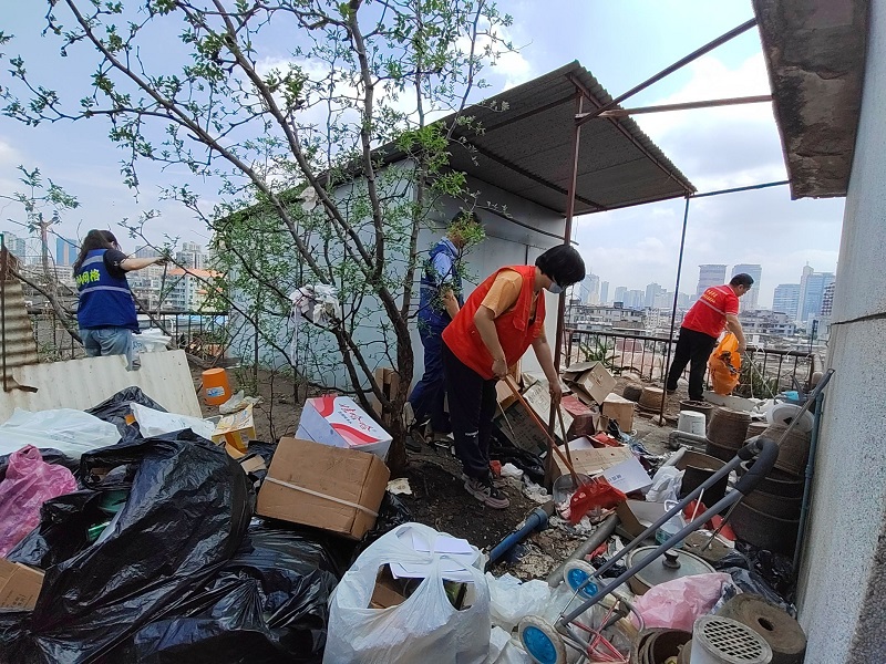 图：志愿者清理天台卫生死角.jpeg