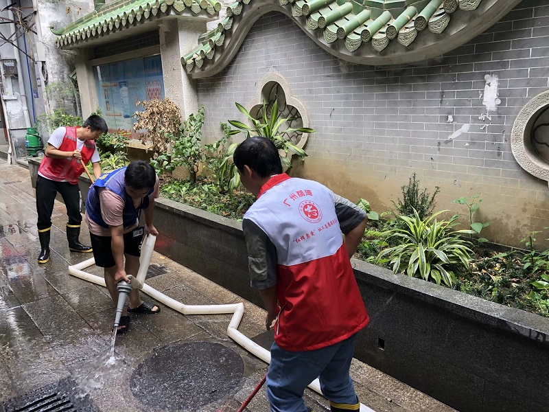 图：志愿者清扫社区邻里花园.jpeg