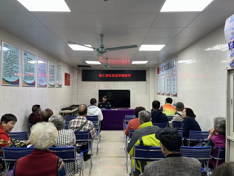 图：社区民警宣讲反诈案例.jpeg