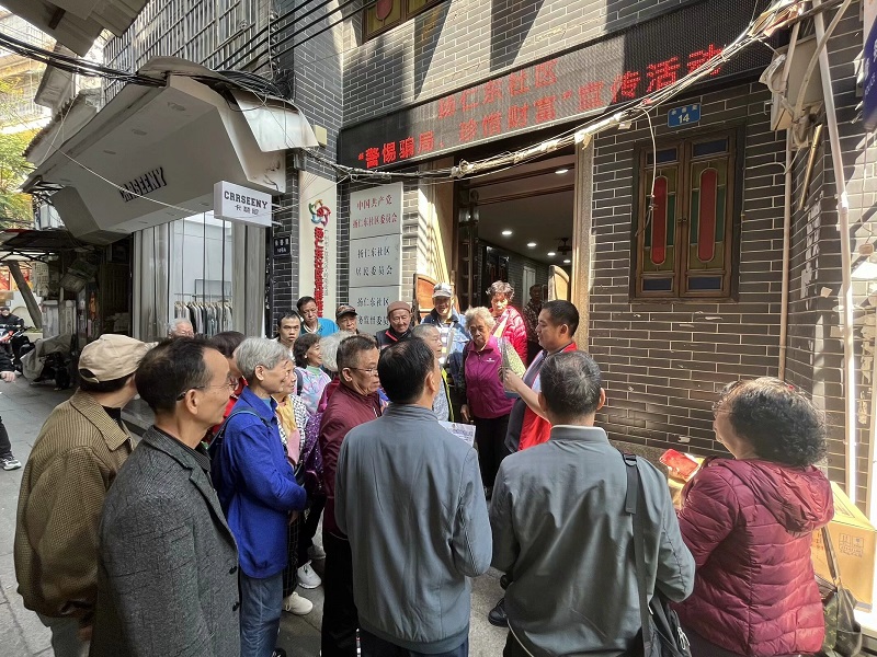 图：向居民派发反诈宣传单.jpeg