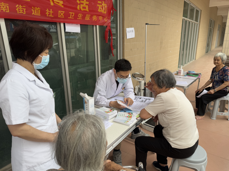 中南街：海南社区开展“百医护老”党旗红惠民工程义诊服务活动（组图2）.png
