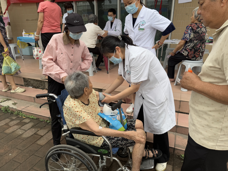 中南街：海南社区开展“百医护老”党旗红惠民工程义诊服务活动（组图3）.png