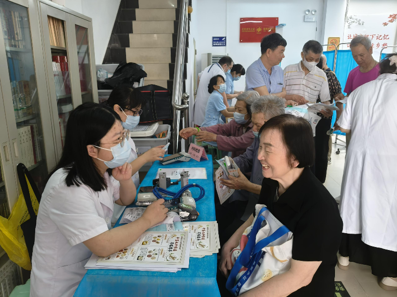 逢源街社区医院医生询问老人身体情况.png