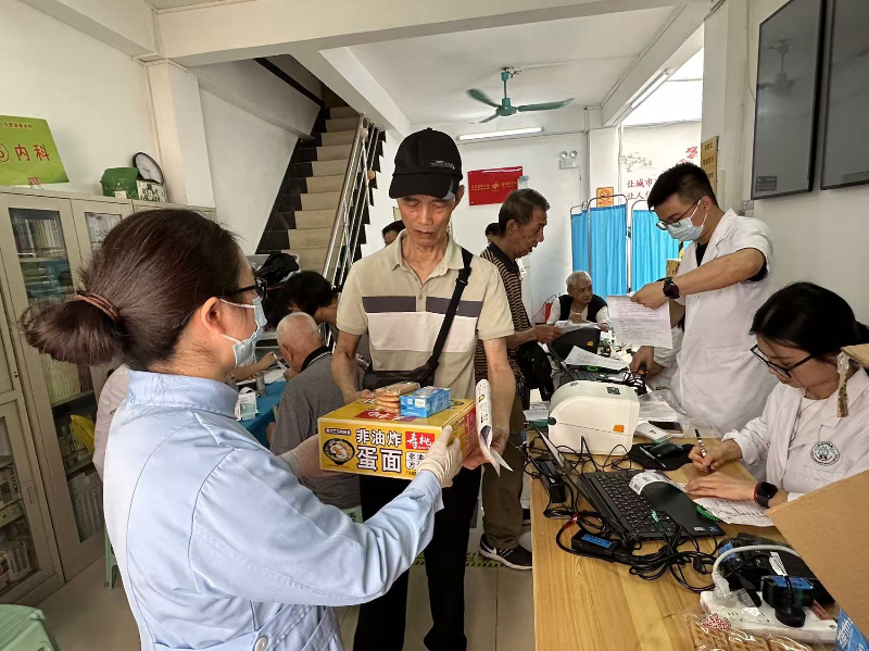 逢源街社区医院医生给完成体检的老人送上慰问品.png