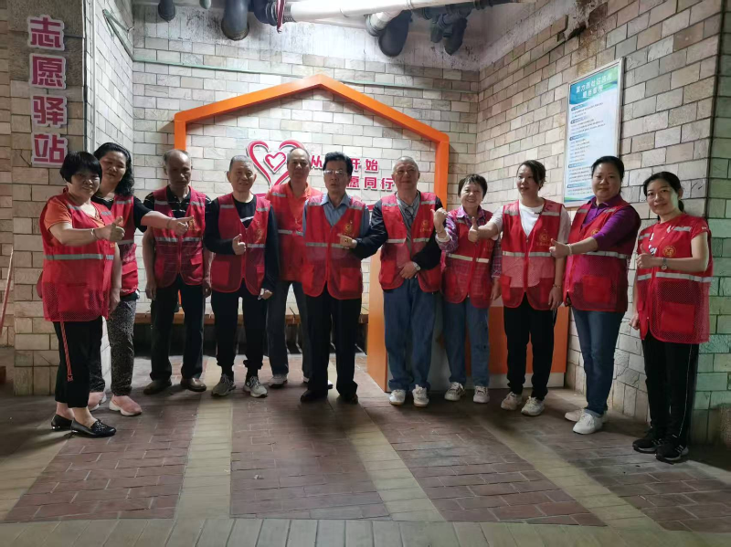 以队长罗伟球为首组建的社区有“球”必应志愿服务队.png