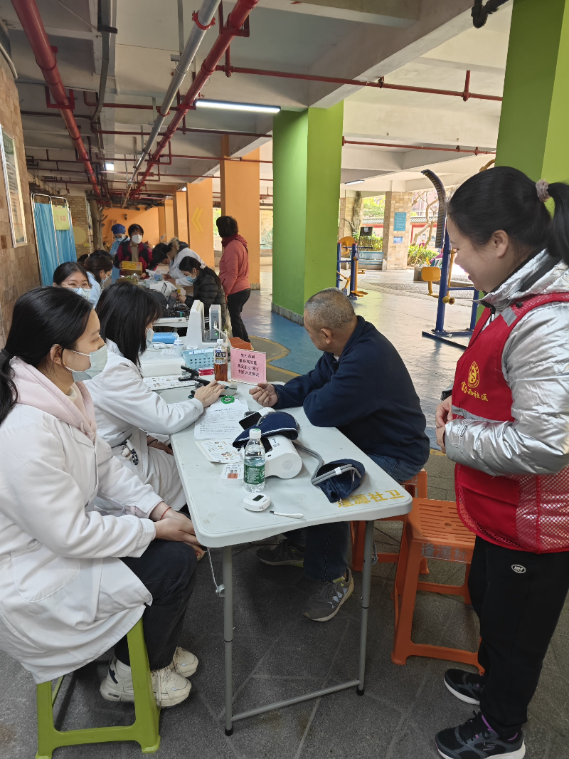 志愿者协助医护团队为居民提供基础健康问诊服务.png