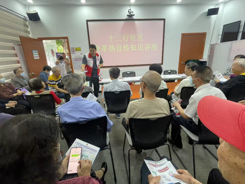 图：社区工作人员向居民详细介绍登革热相关知识.jpg