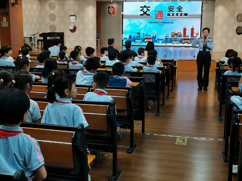 逢源街派出所陆警官给学生们讲解交通安全知识.png