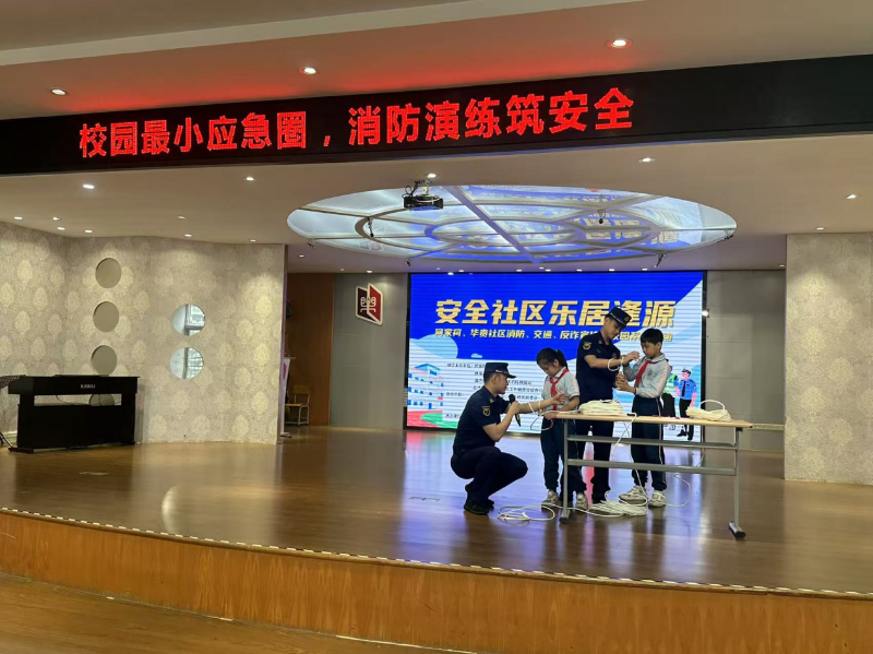 荔湾区消防大队永庆消防救援站消防员现场教同学打逃生绳结的方法.png