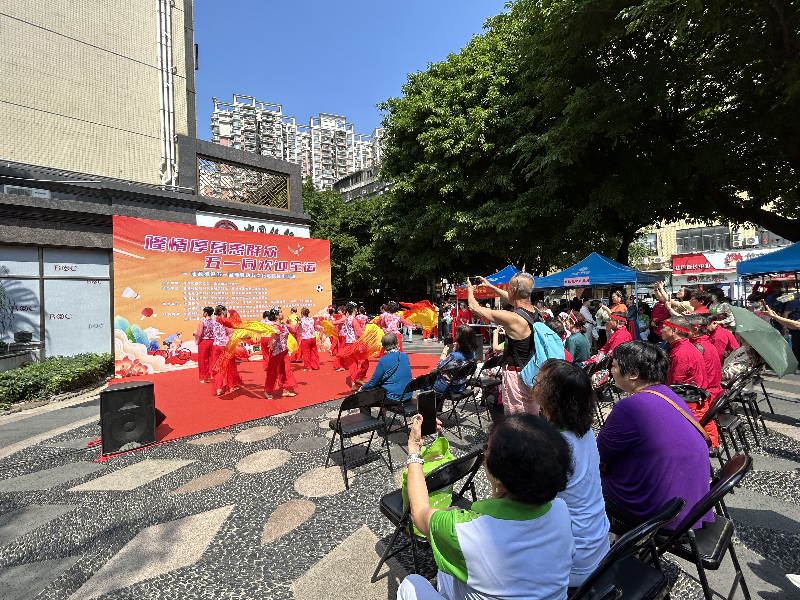 （图：精彩纷呈的演出节目吸引街坊围观）.png
