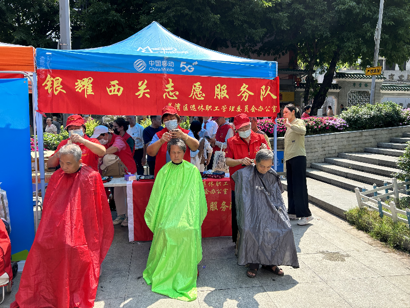 （图：现场义剪服务受到老人家的欢迎）.png