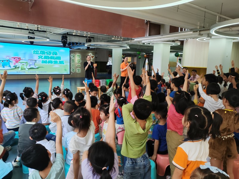 图：幼儿园小朋友积极参与垃圾分类互动游戏.jpg