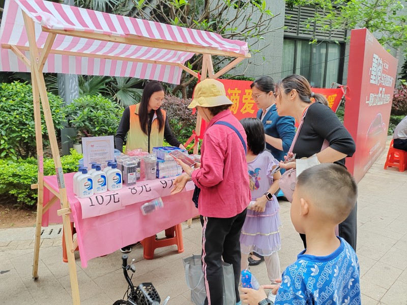 图：慈善义卖小摊位.jpg