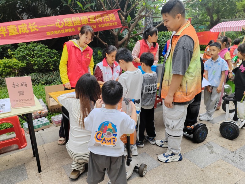 图：群众居民踊跃扫码入园参与游戏.jpg