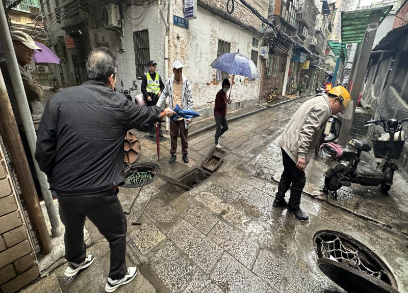 施工方认真排查幸福南直大楼管道.png